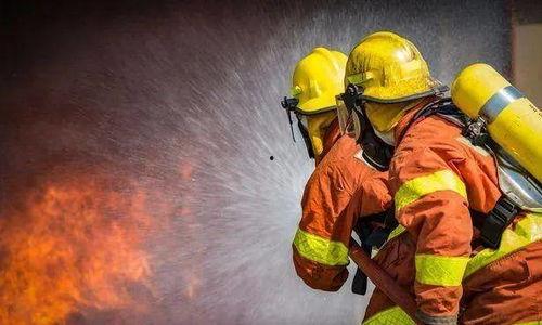 娱乐吃瓜酱消防员作业,守护平安的“火焰蓝”身影